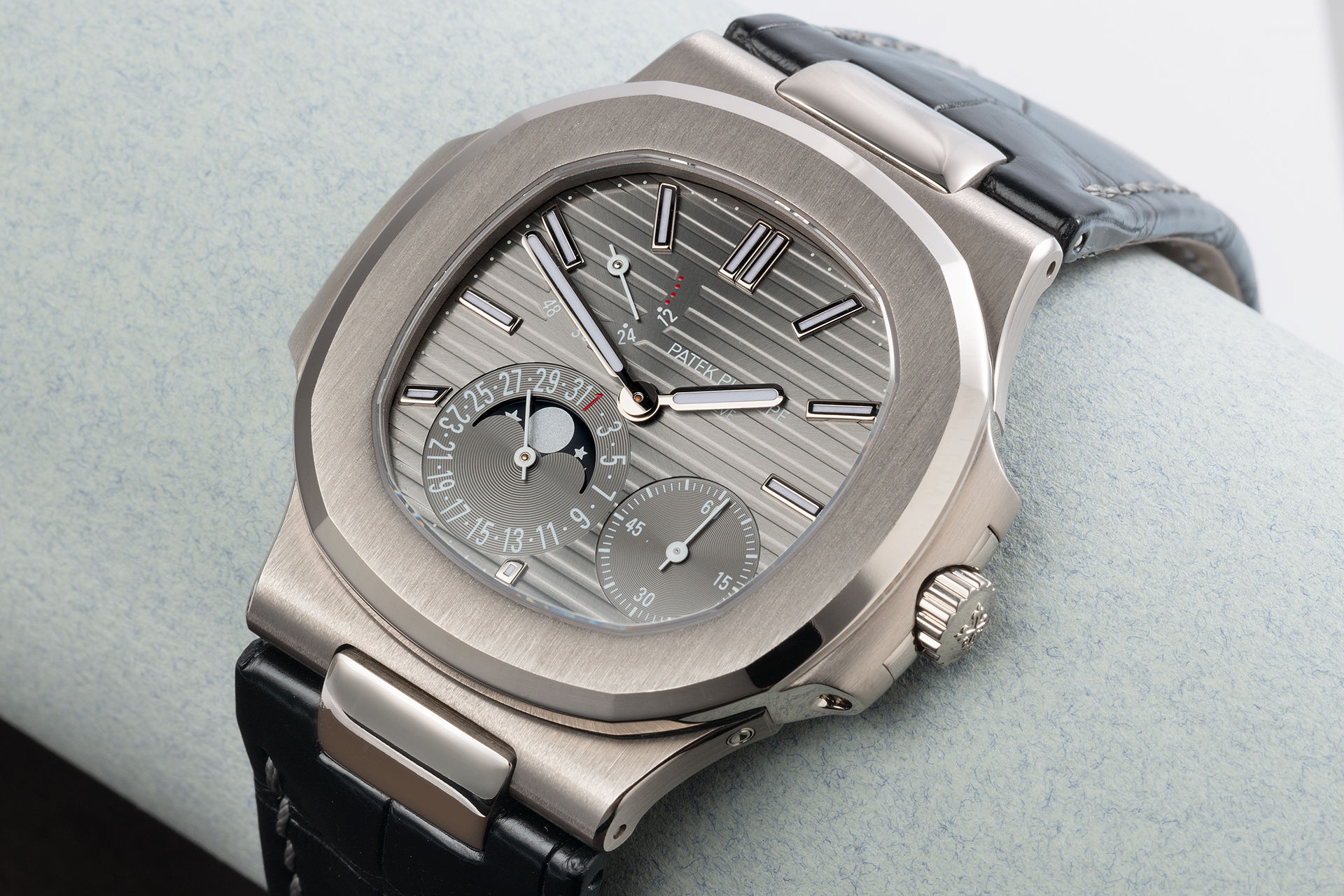 patek philippe nautilus 5712g