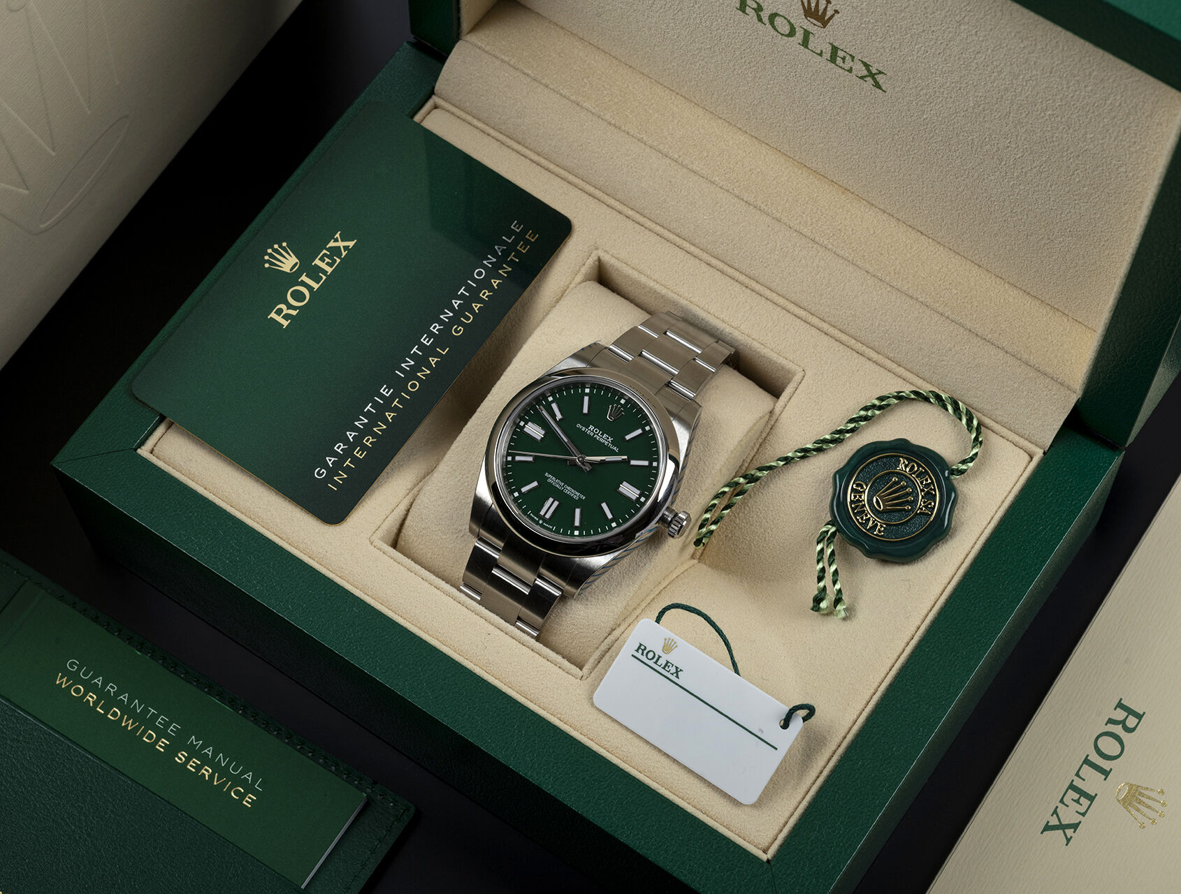 ref 124300 | 124300 - Green Lacquer | Rolex Oyster Perpetual